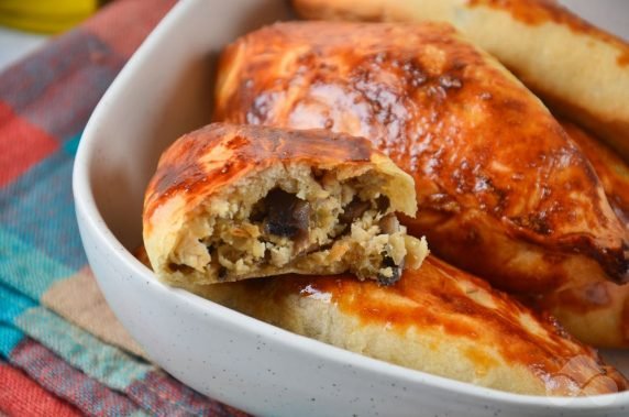 Chicken and mushroom pies: photo of recipe preparation, step 8