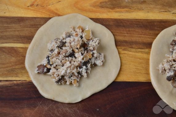 Chicken and mushroom pies: photo of recipe preparation, step 6