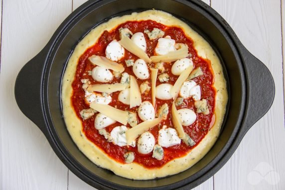 Cheese pizza in a frying pan: photo of recipe preparation, step 3 Cheese pizza in a frying pan: photo of recipe preparation, step 3