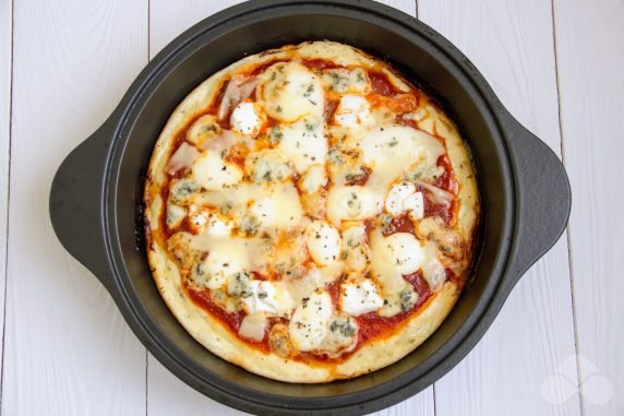 Cheese pizza in a frying pan: photo of recipe preparation, step 4 Cheese pizza in a frying pan: photo of recipe preparation, step 4