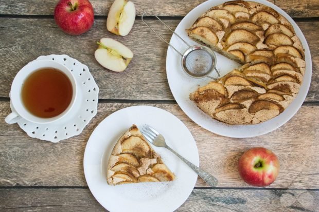 Charlotte with apples without sugar