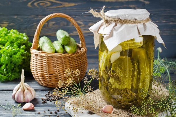 Crispy cucumbers with vinegar for the winter in jars – a simple and delicious recipe, how to cook step by step