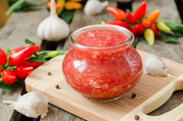 Adjika from tomatoes with garlic, pepper and vinegar is a simple and delicious recipe, how to cook step by step