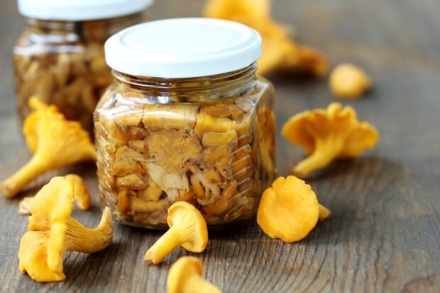 Pickled chanterelles for winter is a simple and delicious recipe, how to cook step by step