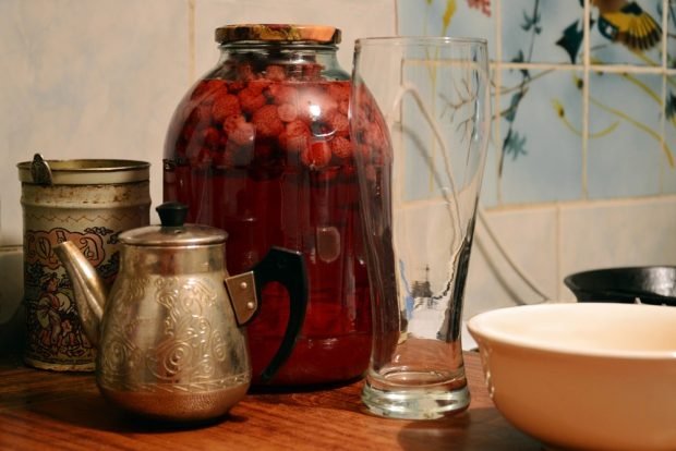 Strawberry compote without sugar for winter is a simple and delicious recipe, how to cook step by step