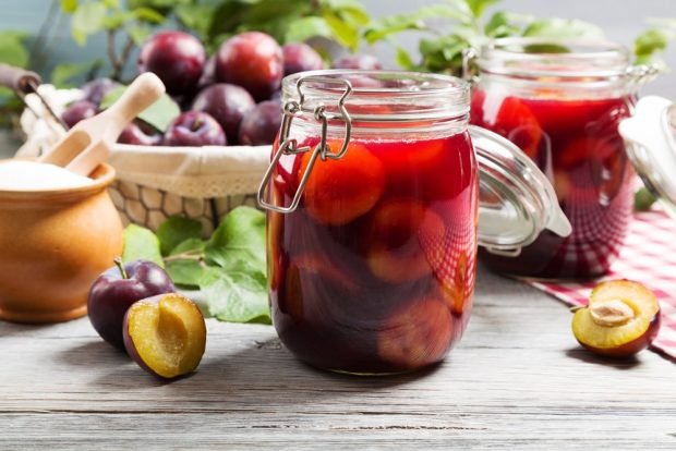 Plum compote in halves for winter – a simple and delicious recipe, how to cook step by step