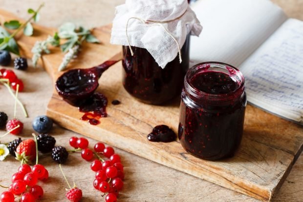 Raspberry jam with black currant is a simple and delicious recipe, how to cook step by step