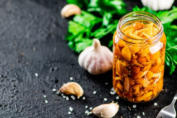 Pickled honey mushrooms with vinegar and garlic – a simple and delicious recipe how to cook step by step