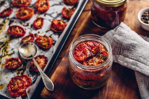 Dried tomatoes with garlic in the oven for the winter – a simple and delicious recipe, how to cook step by step