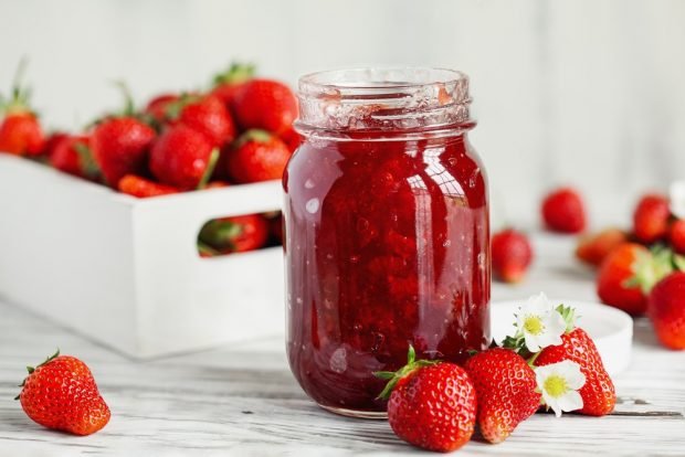 Strawberry jam with pieces of berries is a simple and delicious recipe, how to cook step by step