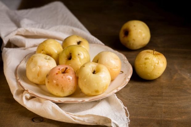 Pickled apples with vinegar for winter