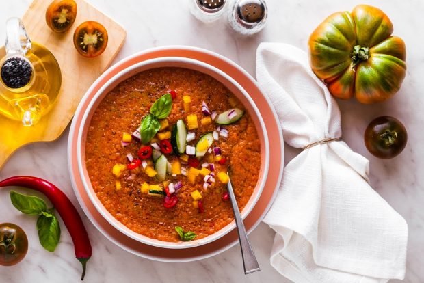 Spanish tomato Salmorejo soup with bread is a simple and delicious recipe, how to cook step by step