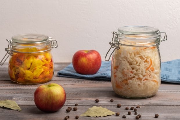 Cabbage in jars with apples for the winter 