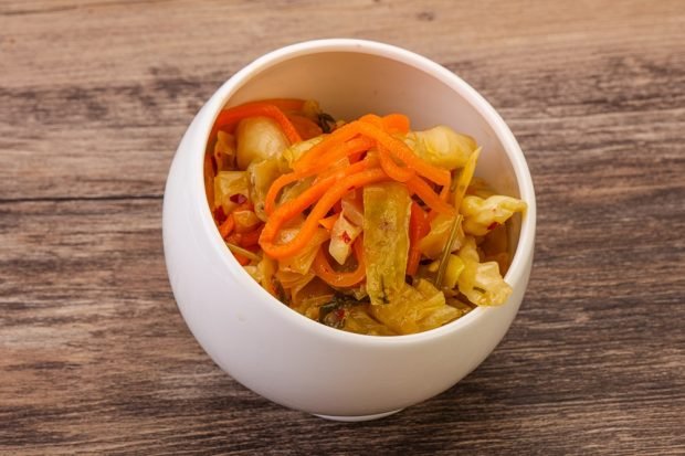 Cabbage salad with carrots