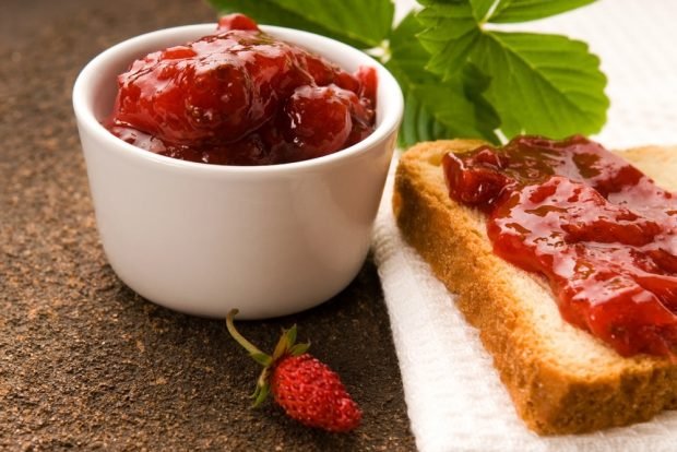 Wild strawberry jam is a simple and delicious recipe how to cook step by step