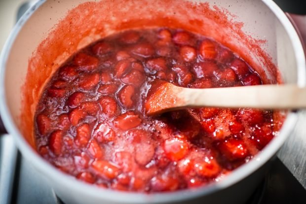 Strawberry jam with pectin is a simple and delicious recipe, how to cook step by step