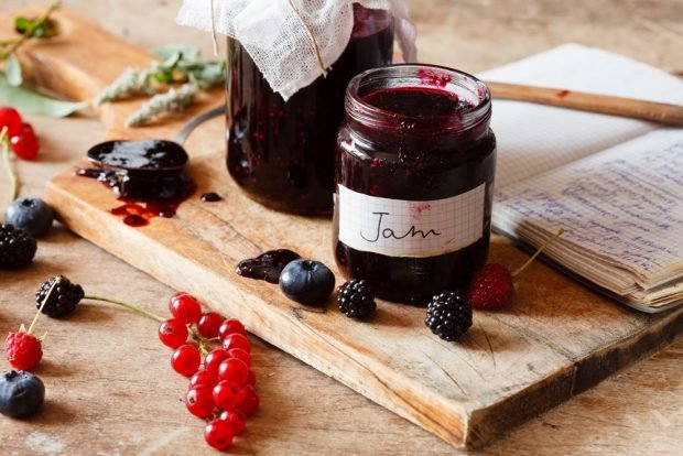 Raspberry and irga jam is a simple and delicious recipe, how to cook step by step