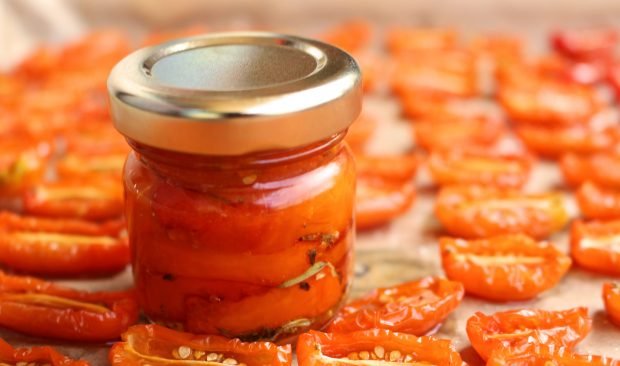 Dried tomatoes in the oven with butter and garlic for the winter – a simple and delicious recipe, how to cook step by step