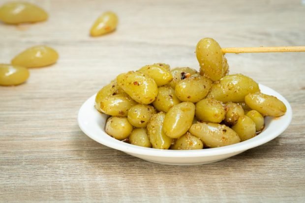 Pickled grapes as olives for winter – a simple and delicious recipe, how to cook step by step