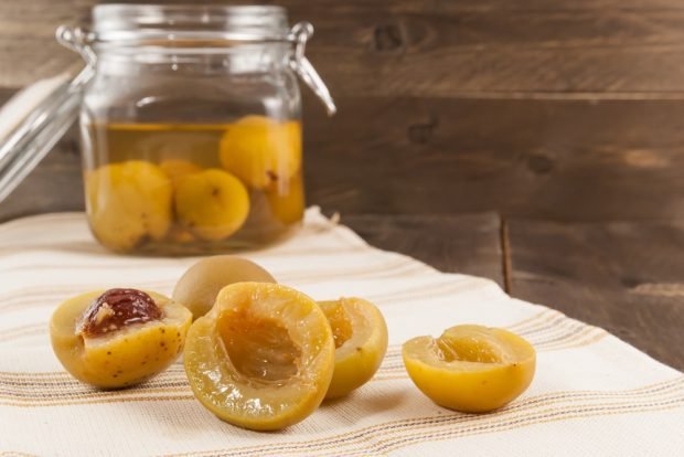 Canned compote for winter from whole peaches is a simple and delicious recipe, how to cook step by step