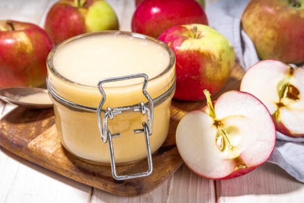 Applesauce with sugar for winter