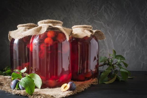 Cherry plum and plum compote for winter 