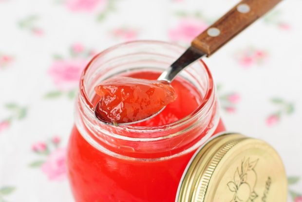 Watermelon jelly with gelatin 