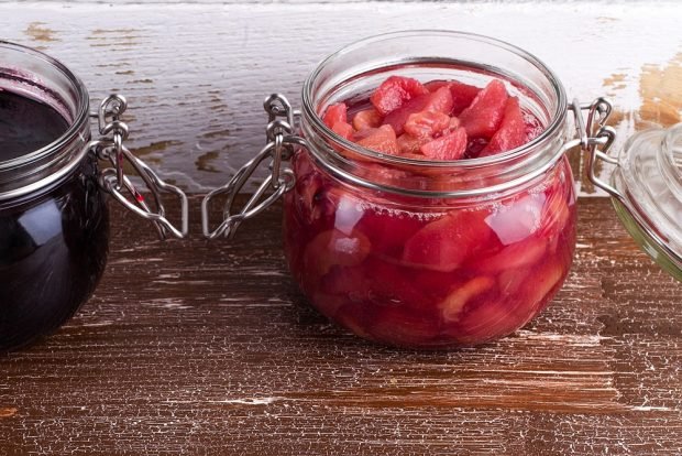 Pear jam with cranberries