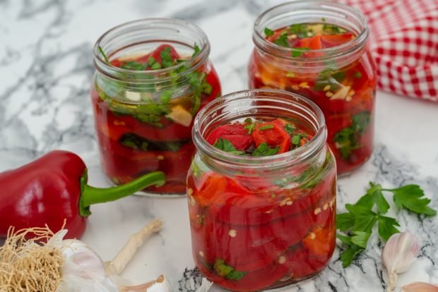 Canned pepper with garlic and cilantro