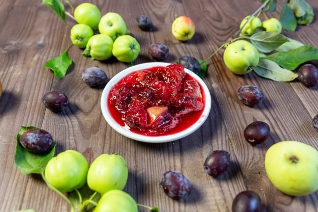 Plum jam with pitted apples