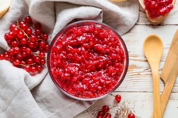 Red currant sauce with ginger for winter 