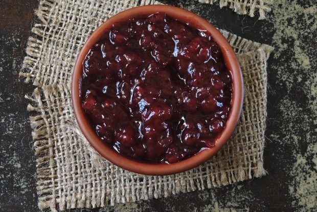 Red currant jam in a bread maker