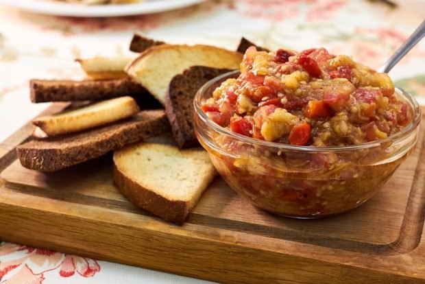 Eggplant caviar with mushrooms for winter