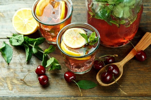 Cherry and mint mojito for winter