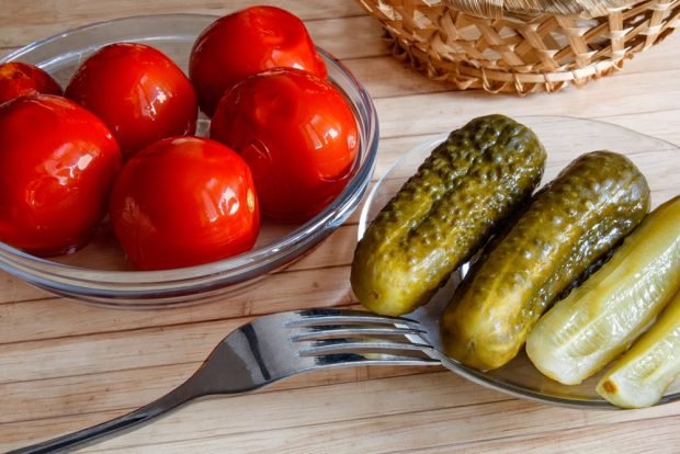 Pickled cherries with gherkins