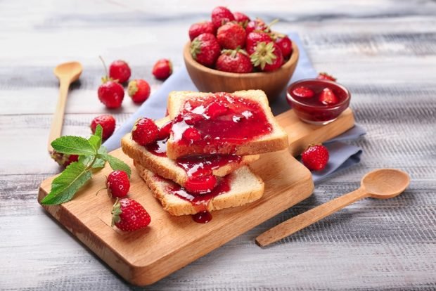 Strawberry jam in a slow cooker is a simple and delicious recipe, how to cook step by step