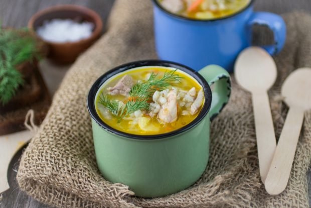 Chicken soup with pearl barley is a simple and delicious recipe, how to cook step by step