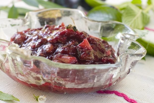 Plum jam with walnuts