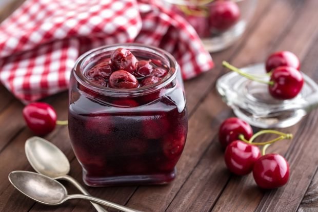 Cherry in seedless syrup for winter 