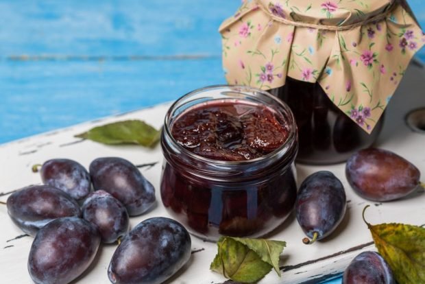 Plum jam with cocoa