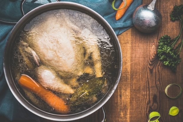 Whole chicken broth is a simple and delicious recipe for cooking step by step