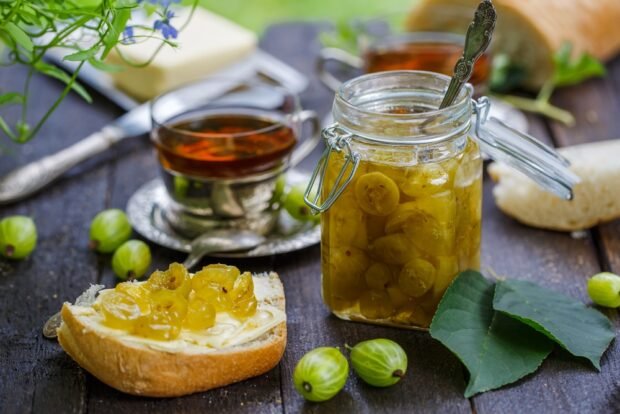 Gooseberry jam with pieces of berries