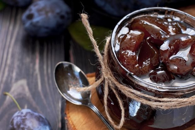 Prune jam with walnuts