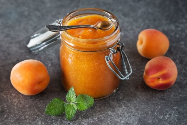 Apricot jam with orange 