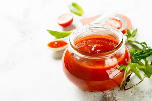 Tomato ketchup with apples, onions and pepper