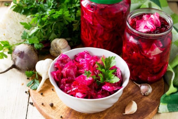 Pickled cabbage with beetroot 