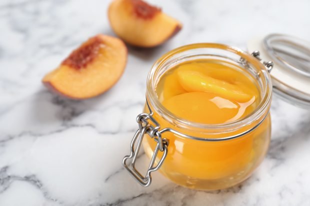 Peaches in their own juice for the winter