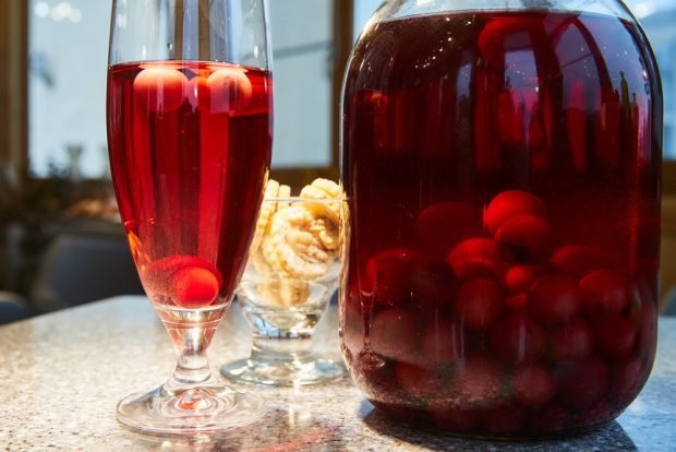 Compote of cherries and cherries for winter