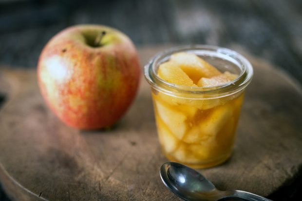 Compote of apple slices for winter