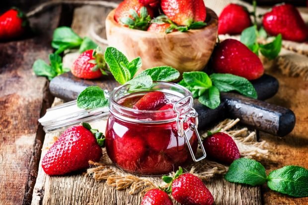 Strawberry jam with whole berries 